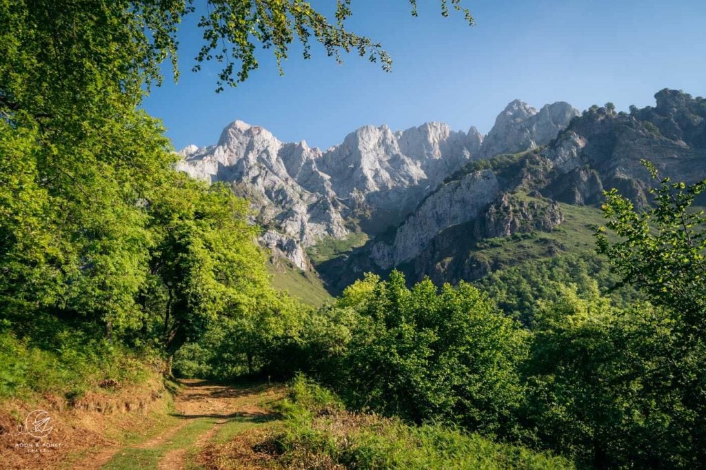 Brez to Canal de las Arredondas hiking trail, Cantabria, Spain