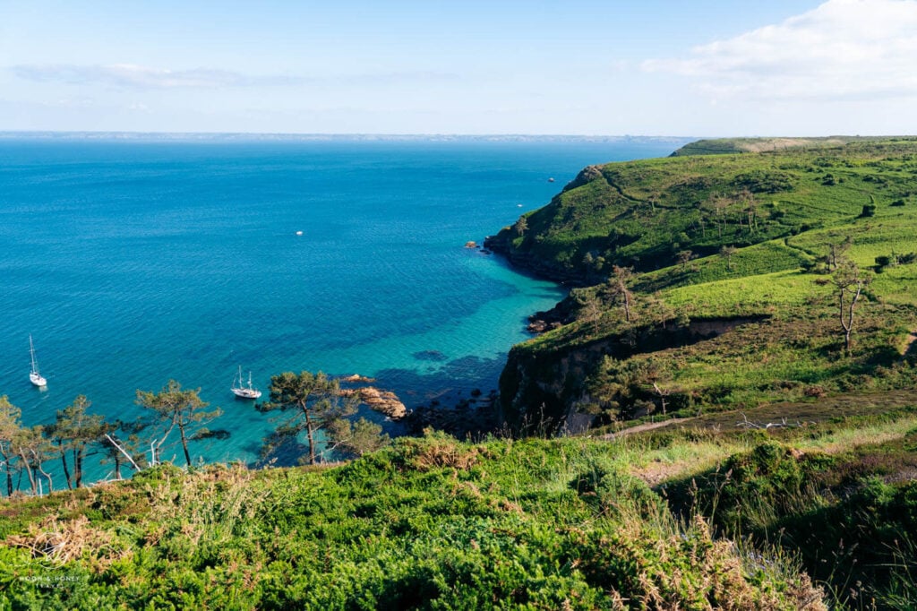 Hiking trail around Porzh Sant-Nikolaz, Cap de la Chèvre, Crozon Peninsula, Brittany, France