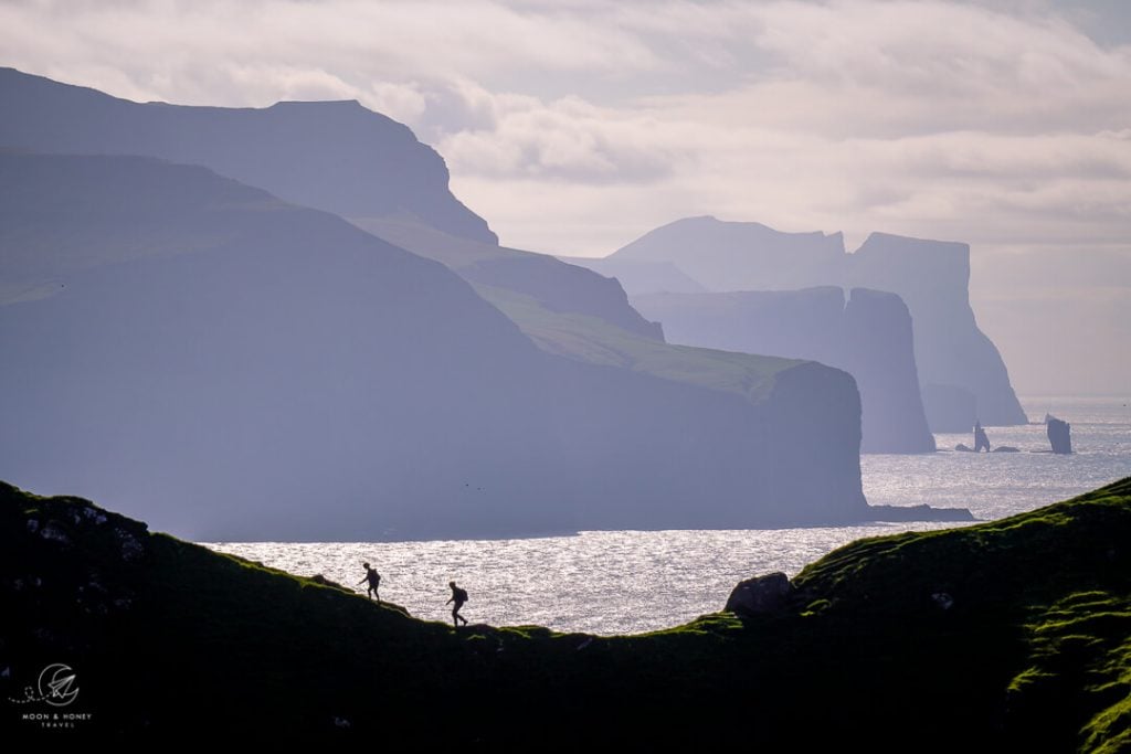 hikers nera Kallur Lighthouse, Kalsoy, Faroe Islands