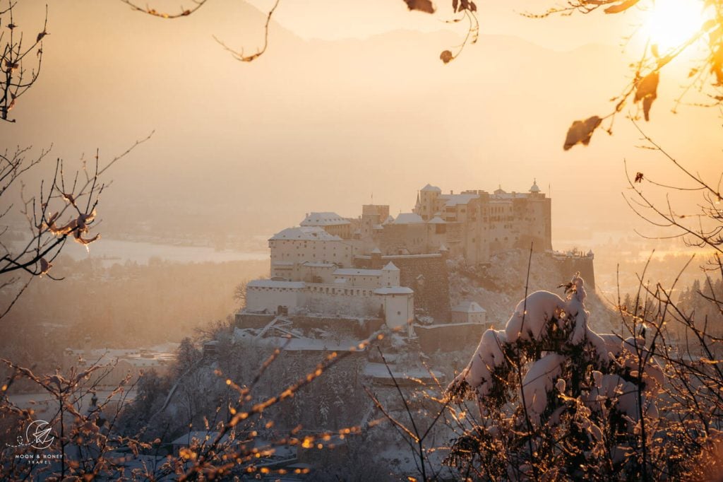 Festung Hohensalzburg beim Sonnenuntergang, Winter in Österreich 