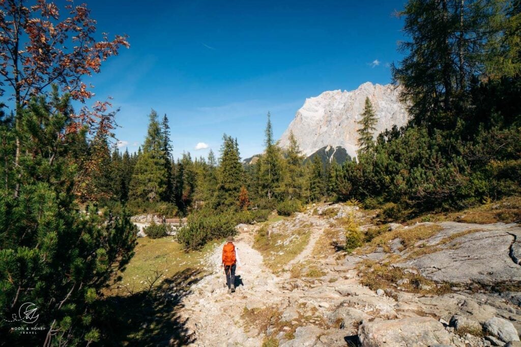 Seebensee zur Ehrwalder Almbahn Wanderweg, Ehrwald, Österreich